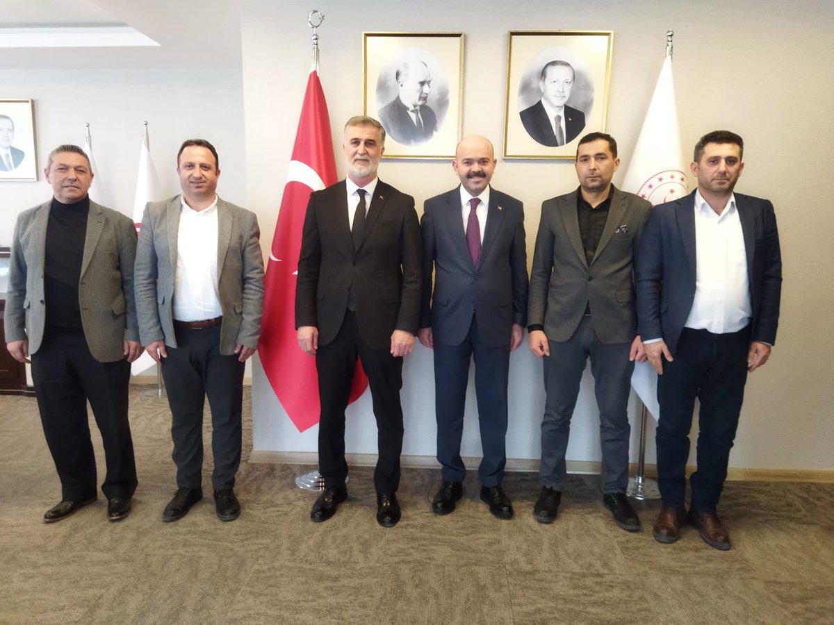 Başkanımız; Kütahya heyetimizle birlikte <a href="/tcailesosyal/">T.C. Aile ve Sosyal Hizmetler Bakanlığı</a> Bakan Yardımcılarımız Sn Sevim Sayım MADAK ve Sn Adil ÇALIŞKAN’ı ziyaret ettiler.
Ziyaretlerde; gelir desteği artışı, ücretsiz seyahat kartlarında yeni düzenleme yapılması konuları görüşüldü. 
İlgileri için teşekkür ederiz.