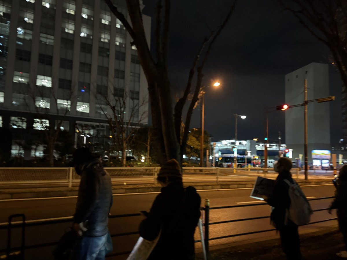 クリスマスソングをBGMに数人でスピーチを行いました。
「MerryChristmas」の声かけに「ありがとう」の声や手を振る収容者の方もおられました。
参加者は各自ライトを振りながらエールを贈りました。通行人も同じ様にスマホのライト振る様子も見られました。
#1224大阪入管前クリスマスアクション