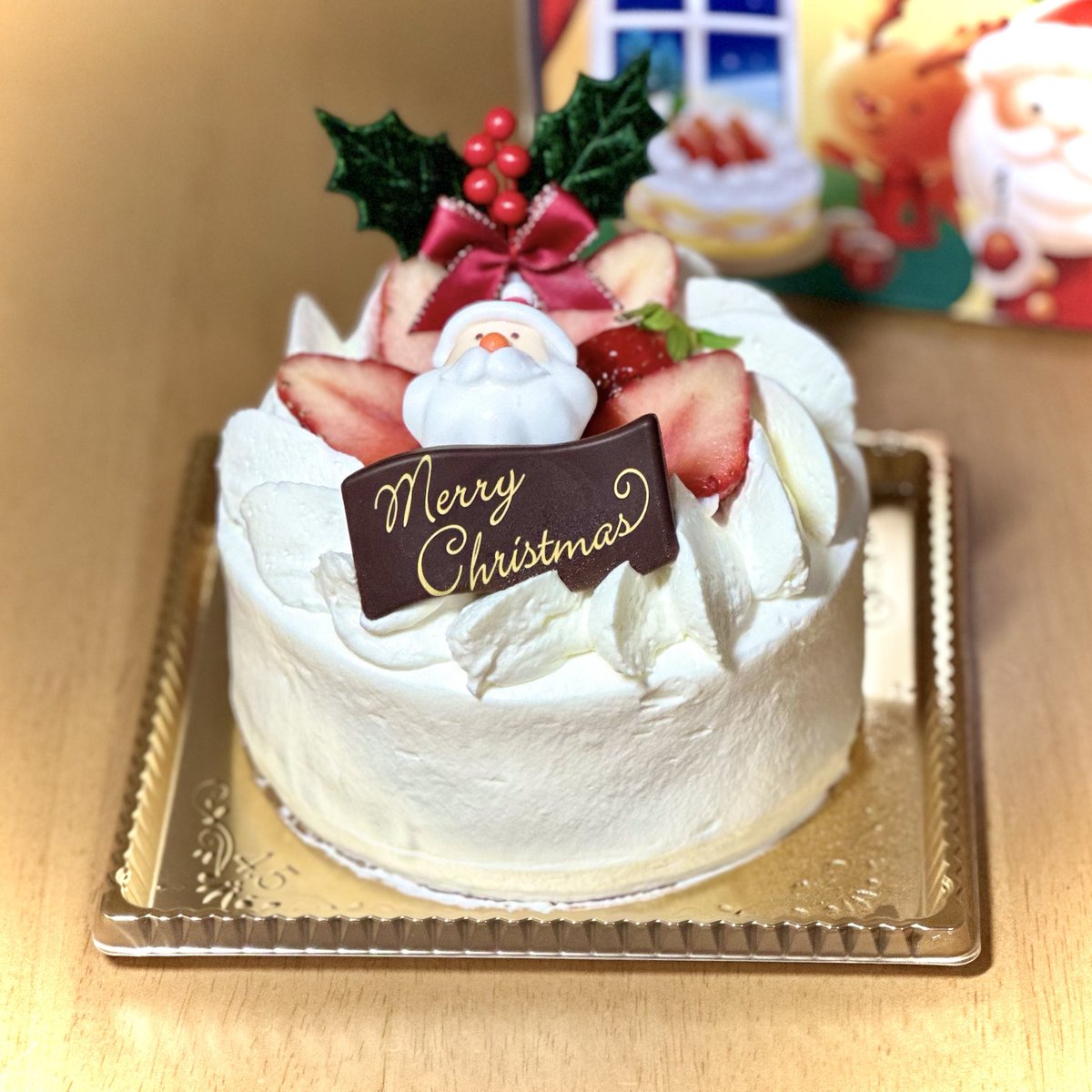 メリークリスマス〜🧑‍🎄
毎年同じお店のケーキ。今年も夫婦でおいしく食べられてしあわせ。感謝感謝。

今ほど昨夜録画しておいたVaundyの18祭を観ました。若者のがんばる姿におばさんは泣きじゃくってしまった。どうか素晴らしい未来を生きてください。

では皆さま、楽しい夜を🎄