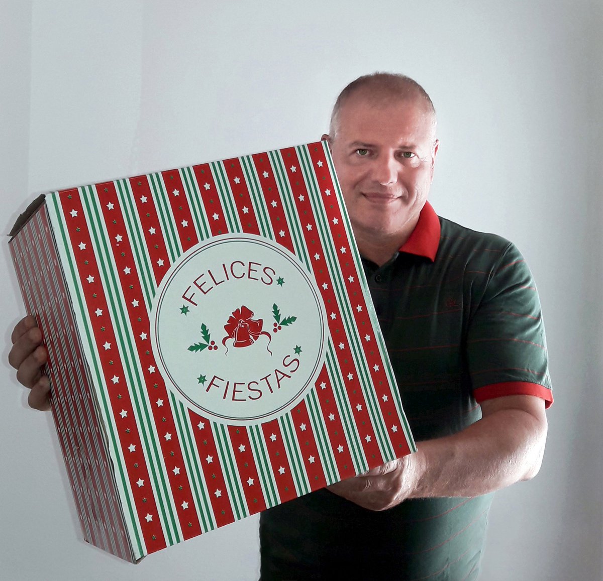 Deseo que esta caja contenga las herramientas necesarias para que comiencen a construir lo que siempre soñaron. Felicidades, que el próximo año nos encuentre más desconfiados, intensamente críticos y decididamente rebeldes!!!
instagram.com/danipolliniok/
mixcloud.com/dani-pollini-w…