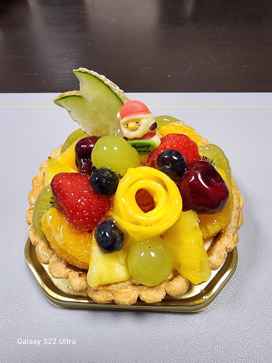 mallin_k's tweet photo. 今年のクリスマスケーキはフルーツピークスのフルーツタルトにしました🎂
サクサクのタルト生地にほどよい甘さのカスタードクリーム、その上にたっぷりのフルーツ🍈🍓🍇🥝🍒🍊
美味しいクリスマスになりました🎄 https://t.co/MDi8z6krFL