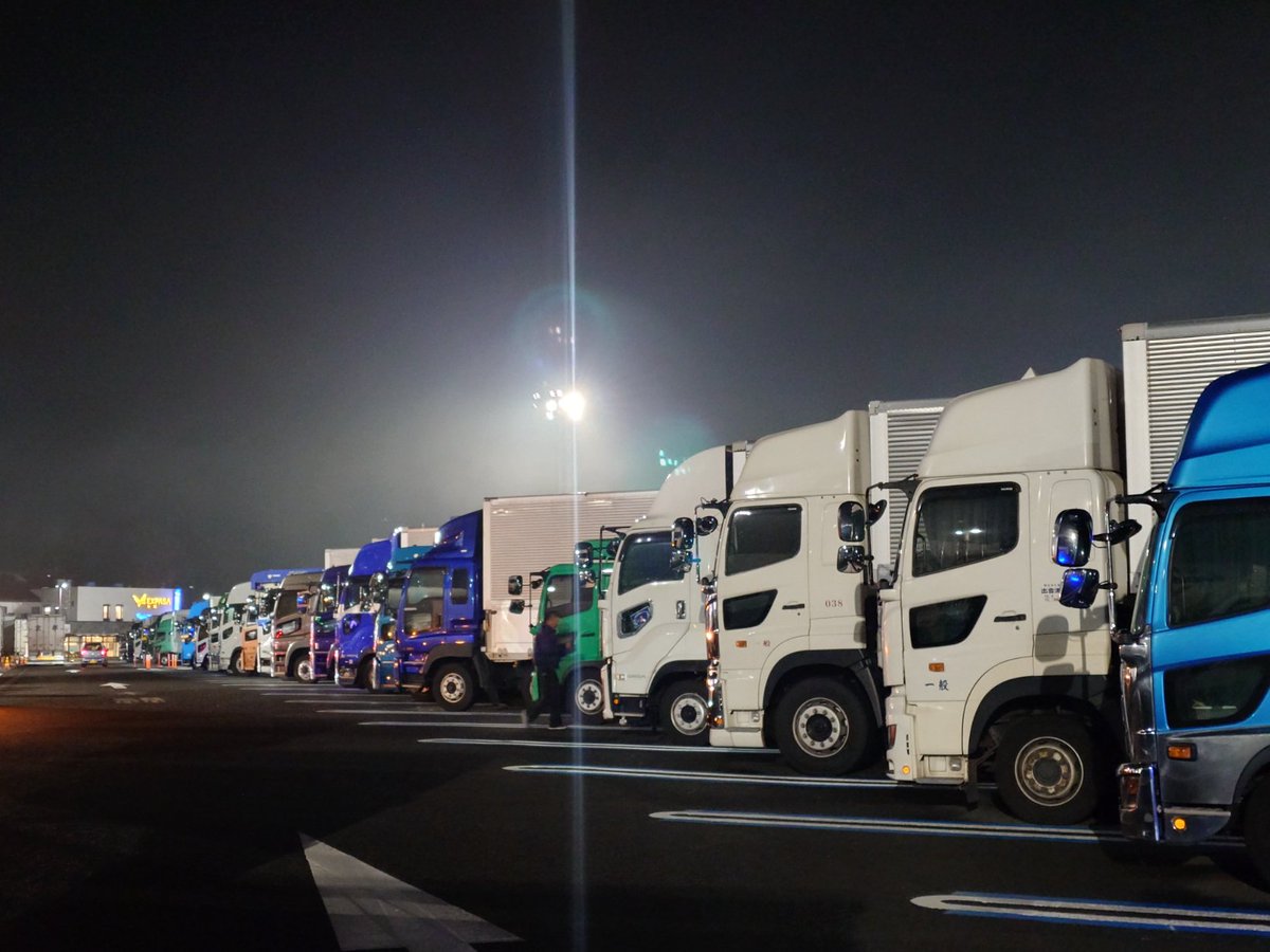 M16A_hayabusa's tweet image. 世間はクリスマスイブで盛り上がっているが、
そんな中でも、日本の経済と物流を支える人たちが
この瞬間も黙々と働いている。 
 みんなで感謝の気持ちを忘れずに。
メリー・クリスマス🎄