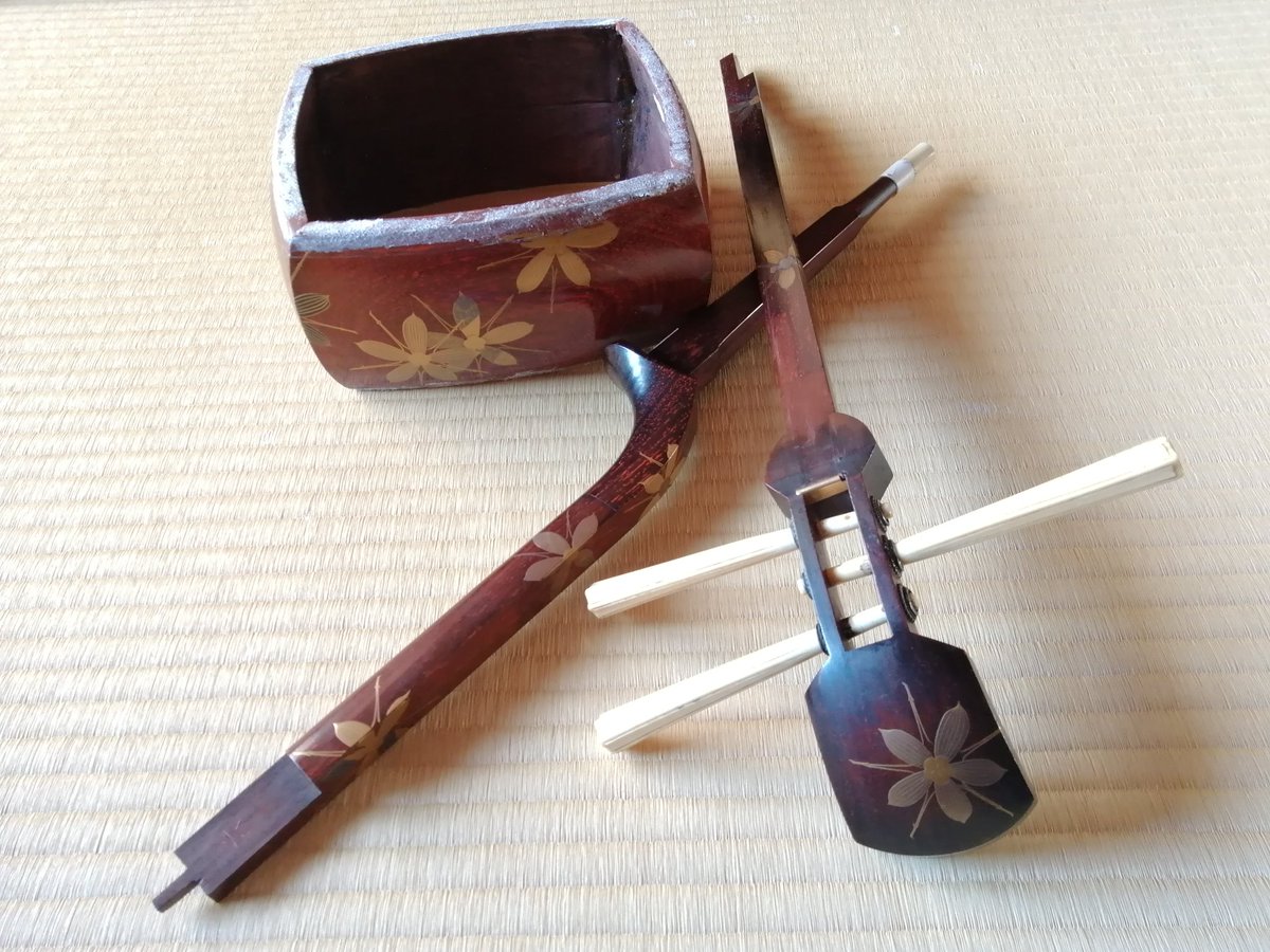 今私たちが弾いている三味線は 3つに分解できる三つ折れですが 昔は