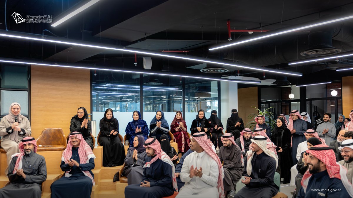 McitGovSa's tweet image. فرصٌ رقمية واعدة، وحلول مبتكرة، وطموحات تقودها ريادة الأعمال؛ نوقشت اليوم في مجلس ريادة الأعمال الرقمية بمركز #كود، بحضور معالي المهندس عبدالله السواحه @aalswaha، ومعالي نائب الوزير هيثم العوهلي @halohali، وعددٍ من رواد الأعمال في القطاع الرقمي.