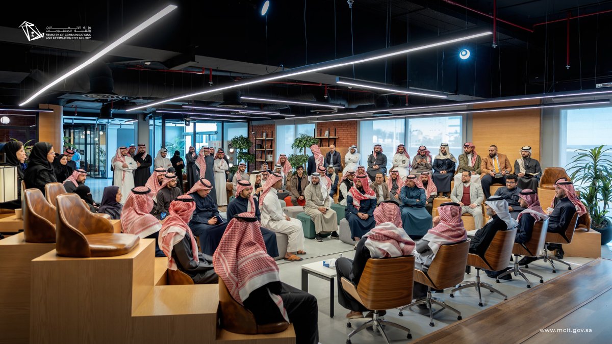 McitGovSa's tweet image. فرصٌ رقمية واعدة، وحلول مبتكرة، وطموحات تقودها ريادة الأعمال؛ نوقشت اليوم في مجلس ريادة الأعمال الرقمية بمركز #كود، بحضور معالي المهندس عبدالله السواحه @aalswaha، ومعالي نائب الوزير هيثم العوهلي @halohali، وعددٍ من رواد الأعمال في القطاع الرقمي.