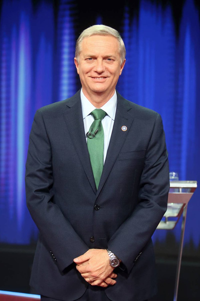 Ferantonia28's tweet image. --La diferencia es total.

El caballero          El mamarracho