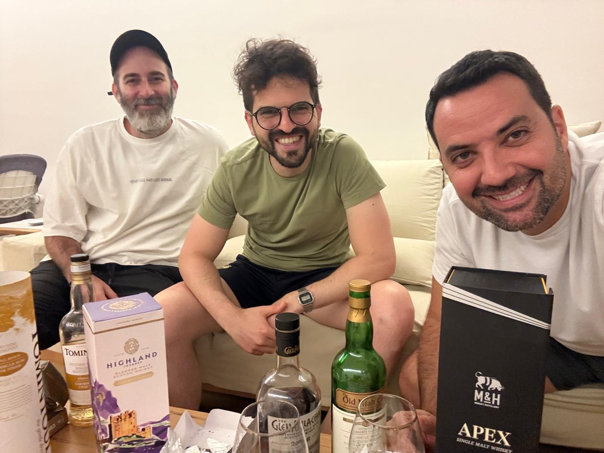 YoeGuldin's tweet photo. Arrancó con una clase de Talmud y pasaron cosas 🥃 @urielromano https://t.co/tJIXG7YSod