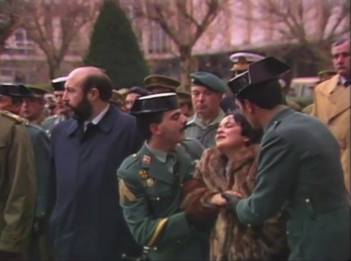 #AsícelebrabaETAlaNavidad en 1986 asesinando en #Oyarzun en un hipermercado al artificiero de la <a href="/guardiacivil/">Guardia Civil</a>, José Antonio Peña, con una bomba trampa que no explotó a la hora que dijeron, su cuerpo quedó totalmente destrozado, como la vida de su familia.

#heroe 

🧵