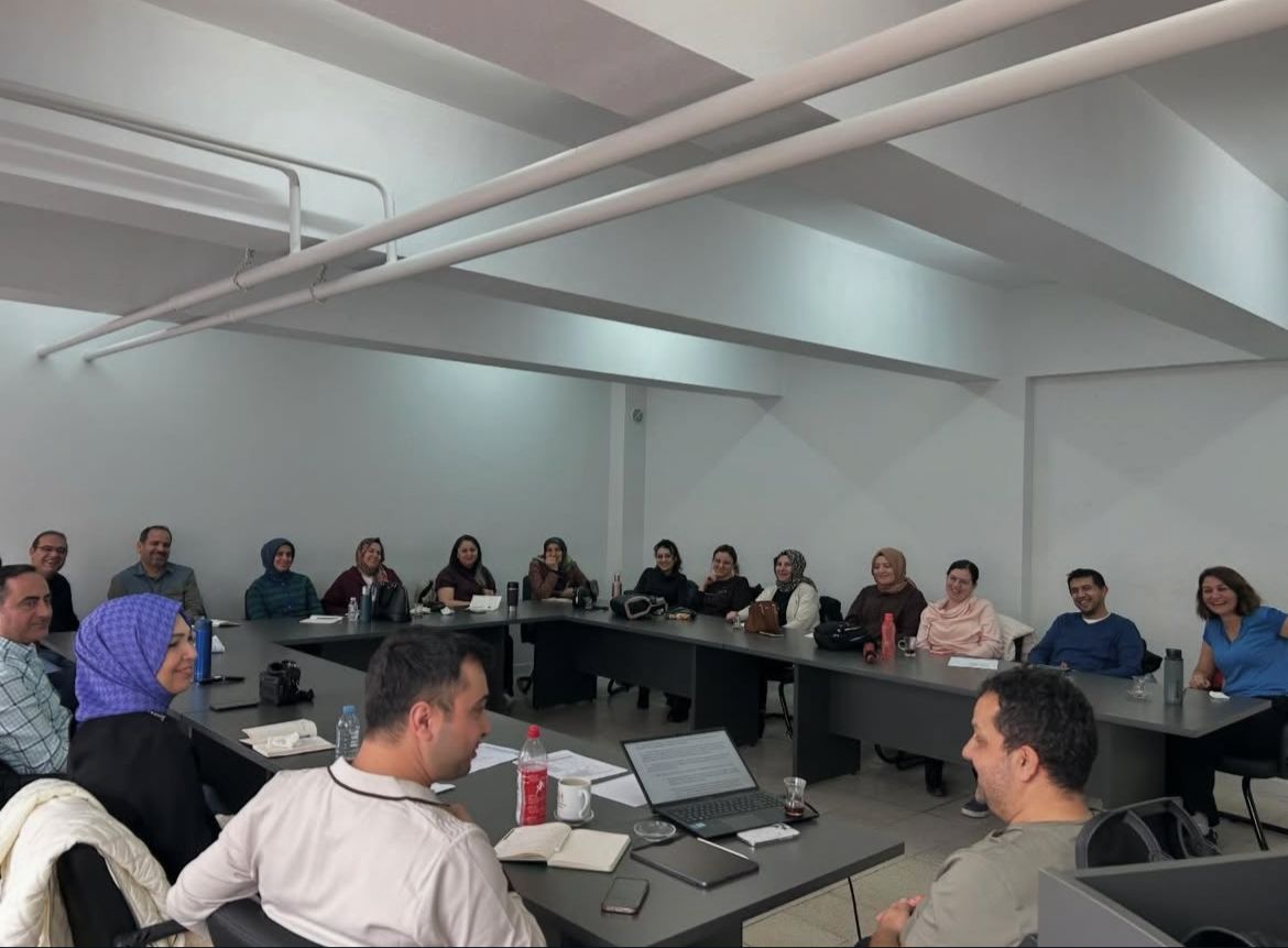 talasram's tweet photo. Talas Ram tarafından geliştirilen Mesleki Gelişim Akademisi kapsamında Uzman Psikolojik Danışman Orhan ALTUNER tarafından verilen “Çocuklarda Duygu Regülasyonu ve Oyun Terapisi” konulu eğitim,
Talas RAM’da gerçekleştirildi.
@tcmeb @MebOrgm @kayserimem @TalasMEM https://t.co/YFUi0YKzYE