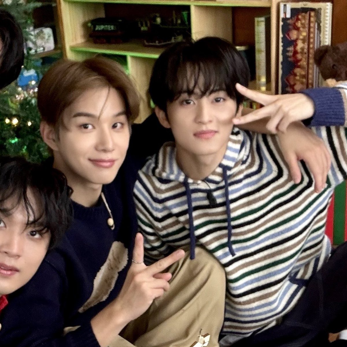 251224

1.27 인스타
instagram.com/p/DSpSb_hEsfy

나란히 어깨동무하고 따뜻한 크리스마스다🎄