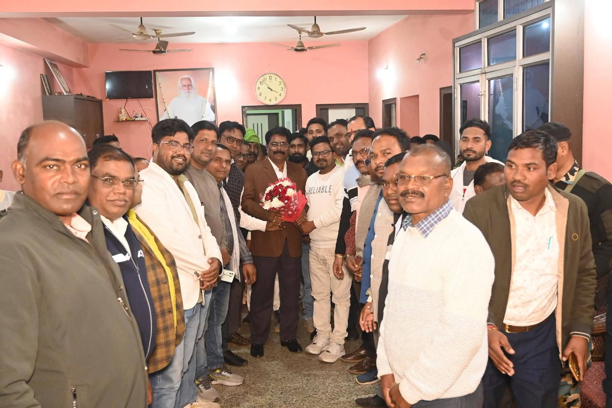 कैबिनेट से पेसा नियमावली को स्वीकृति मिलने के बाद आज पेटरवार स्थित आवासीय कार्यालय एवं जोड़ा महुआ, पुटकाडीह में पार्टी के साथियों और ग्रामीणों से मिले स्नेह, विश्वास और समर्थन ने नई ऊर्जा दी। कार्यालय में उपस्थित पदाधिकारियों एवं कार्यकर्ताओं को मिठाई खिलाकर इस ऐतिहासिक फैसले की