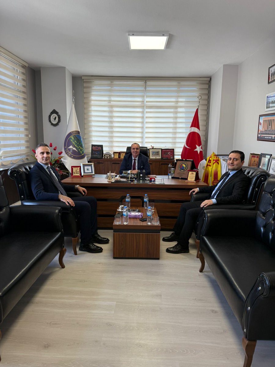 Ziraat Bankası Tire Şubesi Müdürü Mehmet Över, Ticari Müşteri İlişkileri Yetkilisi Hakan Sulak Tire Ticaret Odası Başkanı Mehmet Nadir Delikanlı’yı ziyarette bulundu.