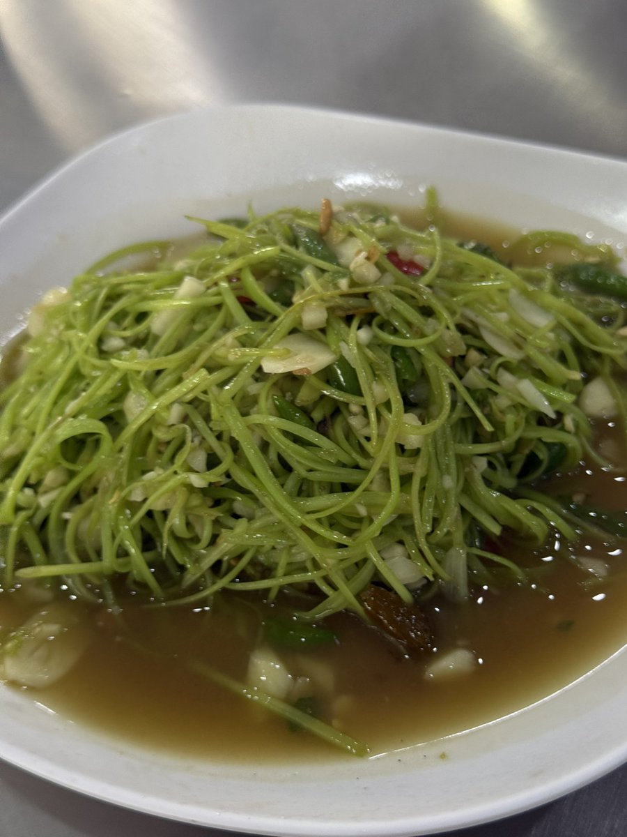 domiezret's tweet image. อยากทานกับข้าวพนักงานเจ๊เหมยด้วย