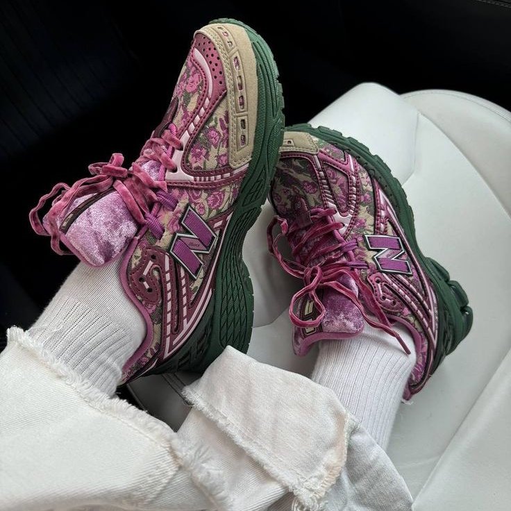 whOopsyouu's tweet image. the motifs and details on these New Balance shoes have a vintage feel 🥂