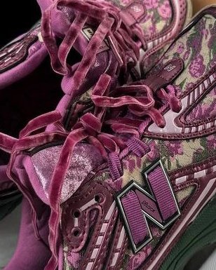 whOopsyouu's tweet image. the motifs and details on these New Balance shoes have a vintage feel 🥂