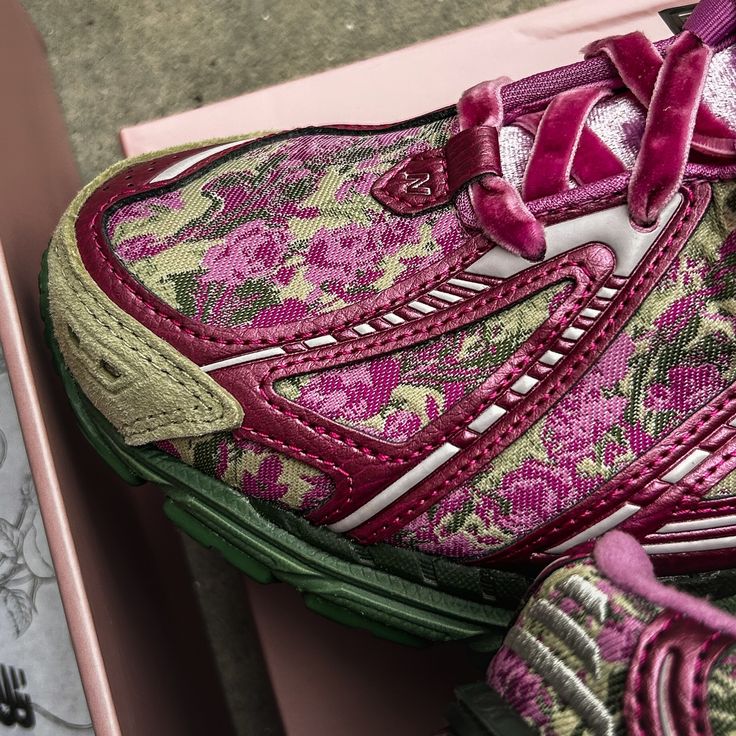 whOopsyouu's tweet image. the motifs and details on these New Balance shoes have a vintage feel 🥂