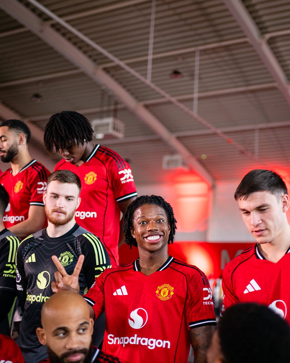 ManUtd's tweet image. ❤️✌️