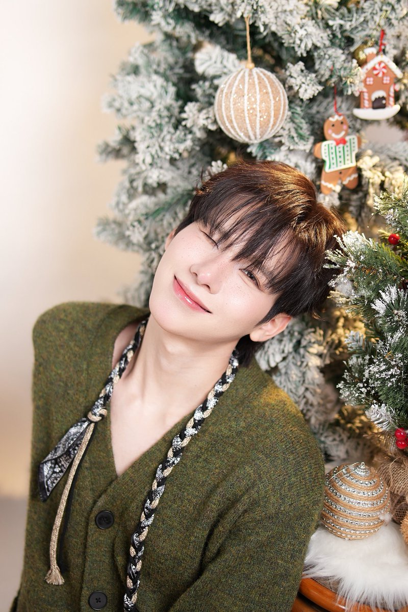 myjuniior's tweet photo. ยังไงหล่ะะะ มาแล้วคริสต์มาส🎄🎅🏻✨

My Make up &amp; Hair 
#jimmyohm #จอมออ่านว่าจิมมี่ #ohmkrit https://t.co/IPvJuiXROG