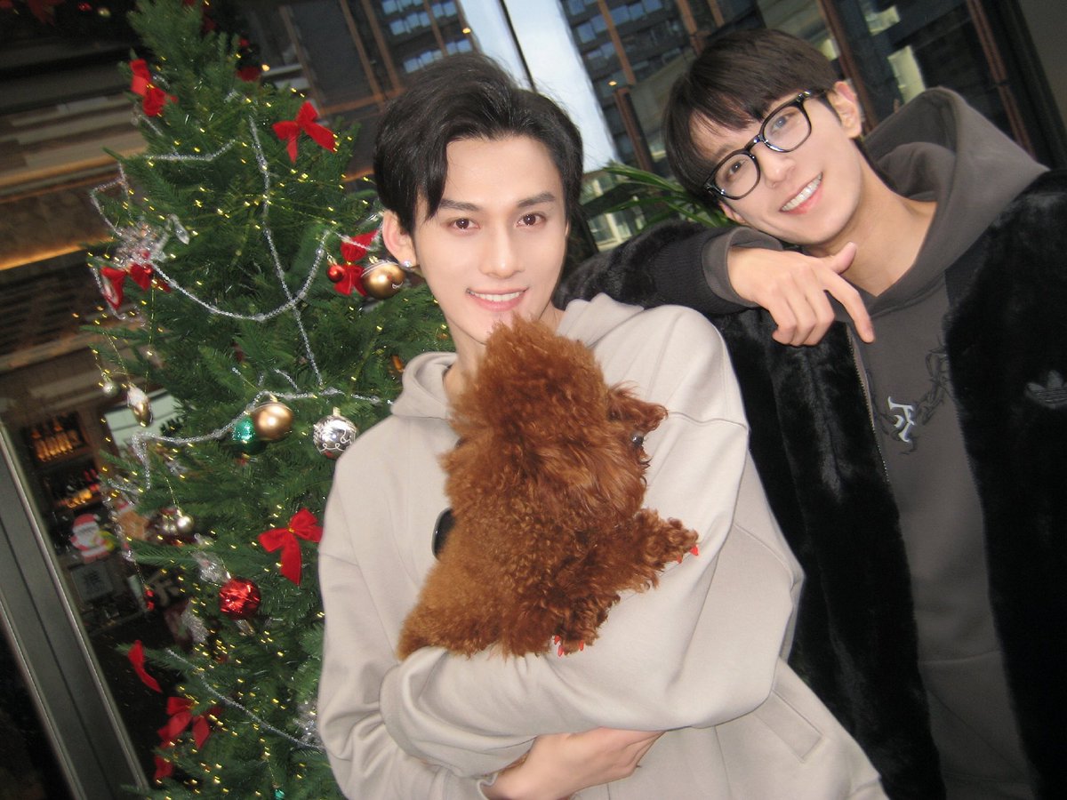 cherryninie's tweet photo. STFU 😭😭😭🫵🏻🫵🏻🫵🏻 WE FINALLY GET OUR HAPPY FAMILY PIC 😭😭😭 https://t.co/rafiL56SPu