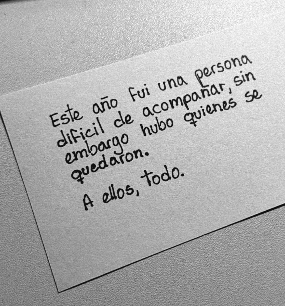 A ellos todo. ❤️‍🩹
No todo amor se dice con palabras.
Las acciones, el tiempo compartido, una palabra de aliento… todos son lenguajes de amor. 
Los llevamos siempre en el corazón.
Gracias por tanto.
Con todo nuestro cariño,
Familia Cementerio de Libros 📚🙂