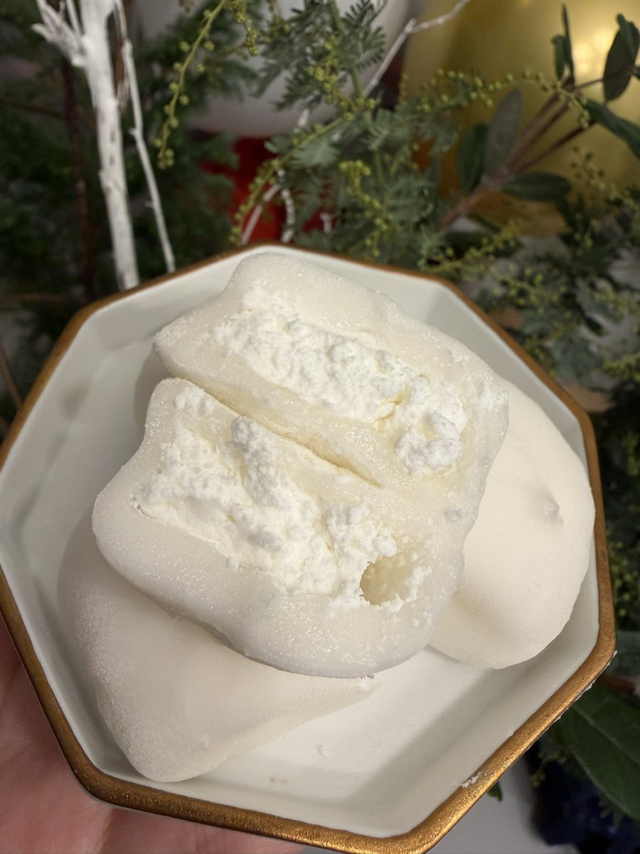 pikichidesuyo's tweet image. スーパーで見つけた1袋149円の雪つつみがうますぎる！モチモチ食感のお餅とたっぷりミルクホイップが相性よすぎて夢中で4個食べてた。チルドの雪見だいふくのイメージ！