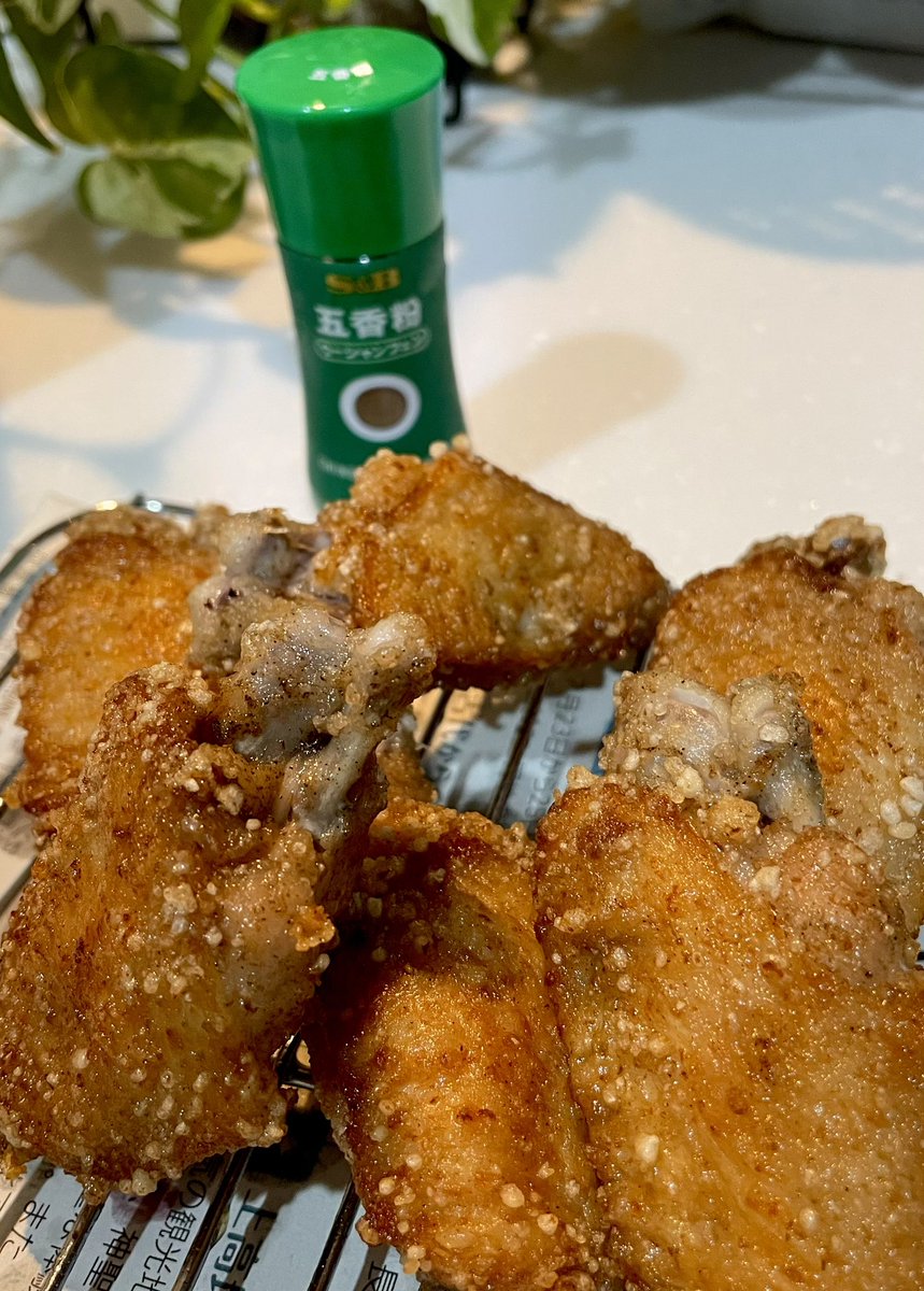 手羽先を五香粉と塩胡椒、酒で揉み込んでキャッサバ粉（タピオカ粉？）で揚げたやつ。ザクザクで美味しすぎて止まらん。今度は胸肉で大鶏排挑戦してみよう