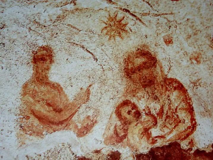 Joyeux Noël !
Je vous montre ici la plus ancienne représentation connue de la naissance du Christ. Elle se trouve à Rome, dans les catacombes de Priscilla, le long de la Via Salaria, et date du IIIᵉ siècle.
Les catacombes de Priscilla sont un vaste complexe funéraire chrétien,