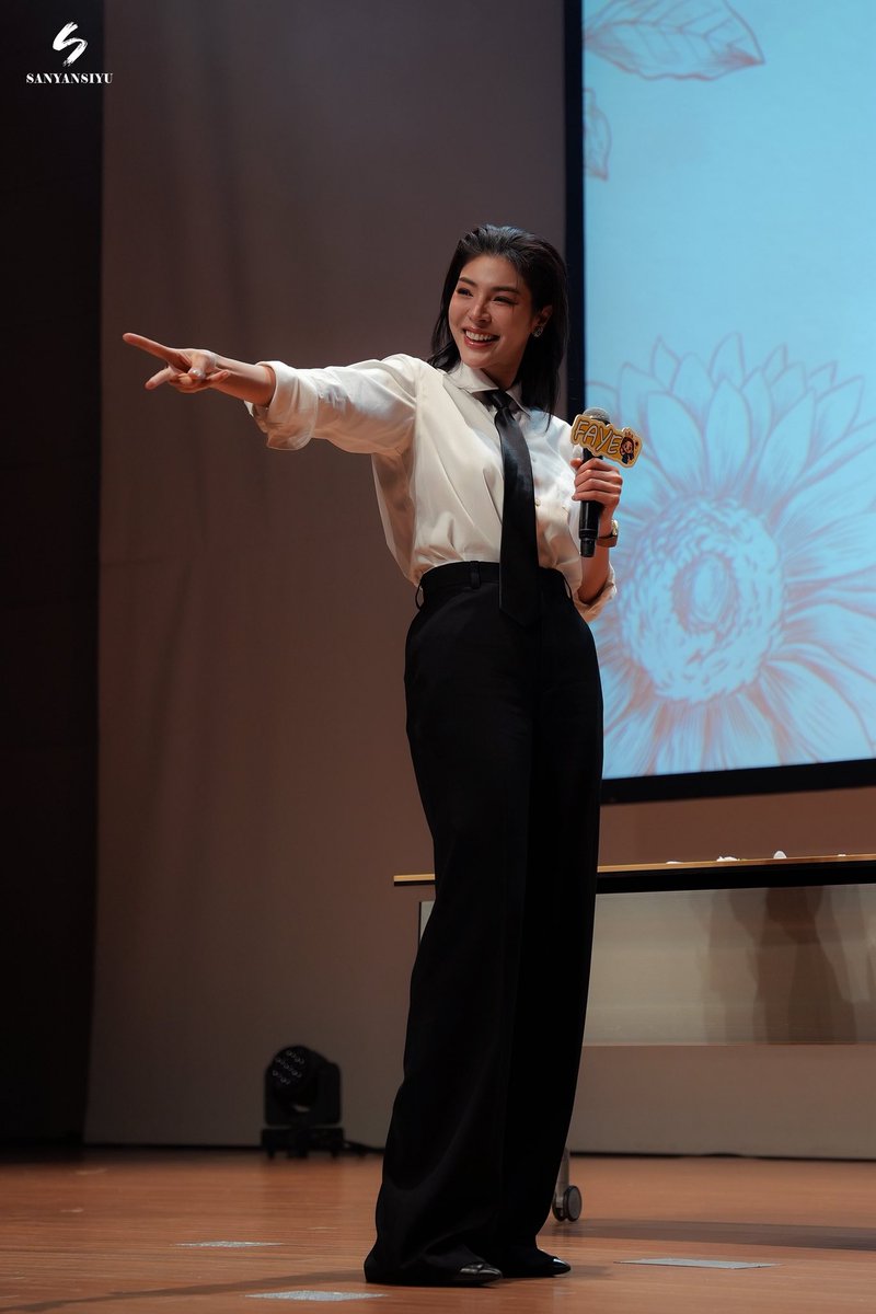 sanyansiyu29's tweet photo. Precious Moment 💛🌻❄️
特別な瞬間💛🌻❄️
#faye
#fayeperaya
#Faye1stFMinJapan
#ฝ้ายพีรญา
#Japanevent https://t.co/78vLHZwbhB