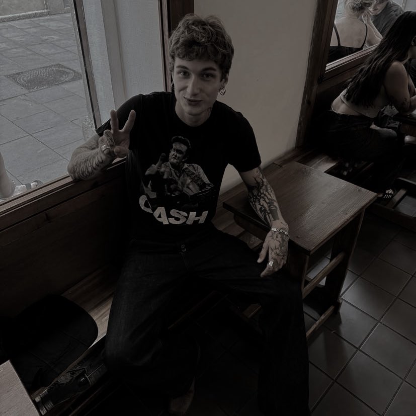ᅠ 
ᅠ 
                        se                        busca
                        𝐌𝐀𝐓𝐓𝐄𝐎        𝐑𝐎𝐒𝐒𝐈.

             24  años.  reflexivo,  calculador,
             astuto,    perceptivo,   distante.
             más    datos     en    el    hilo.      ↓
ᅠ 
ᅠ