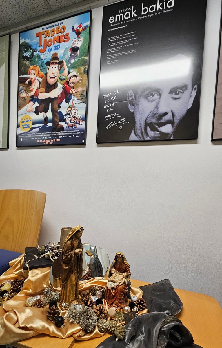 ¡Feliz Navidad!
“Entre el asombro de los pobres y el canto de los ángeles, el cielo se abrió sobre la tierra; Dios se hizo uno de nosotros para hacernos como Él (...) y llevarnos al abrazo del Padre” (Papa Francisco).

Lo ilustro con el belén que hemos puesto en el Departamento