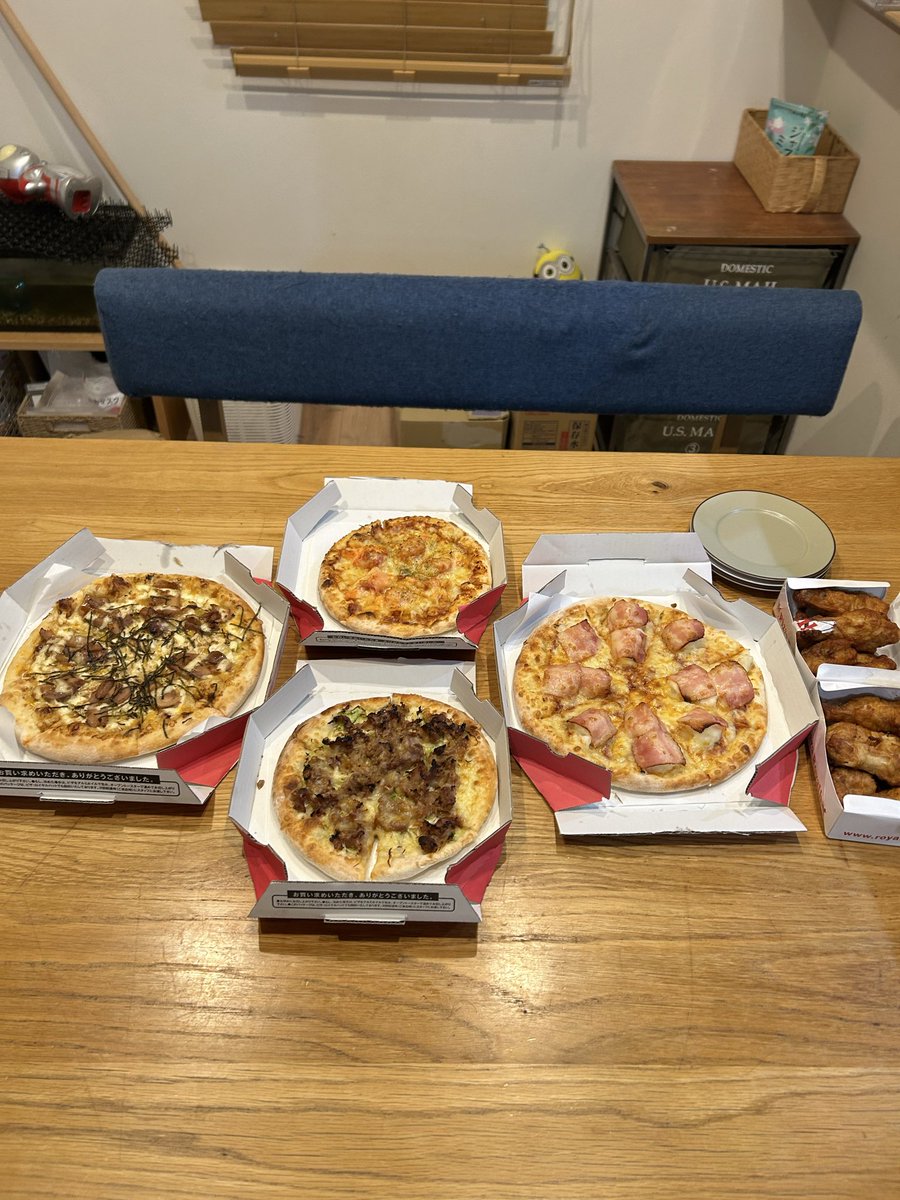 jujumarup's tweet image. メリークリスマス！今日は子供達とクリパ😁ピザにチキンにケーキ🍰子供も満足してくれました☺️夜はサンタ🎅しないといけないけど寝てくれるんかな？今日は夜更かしになりそう😅ww