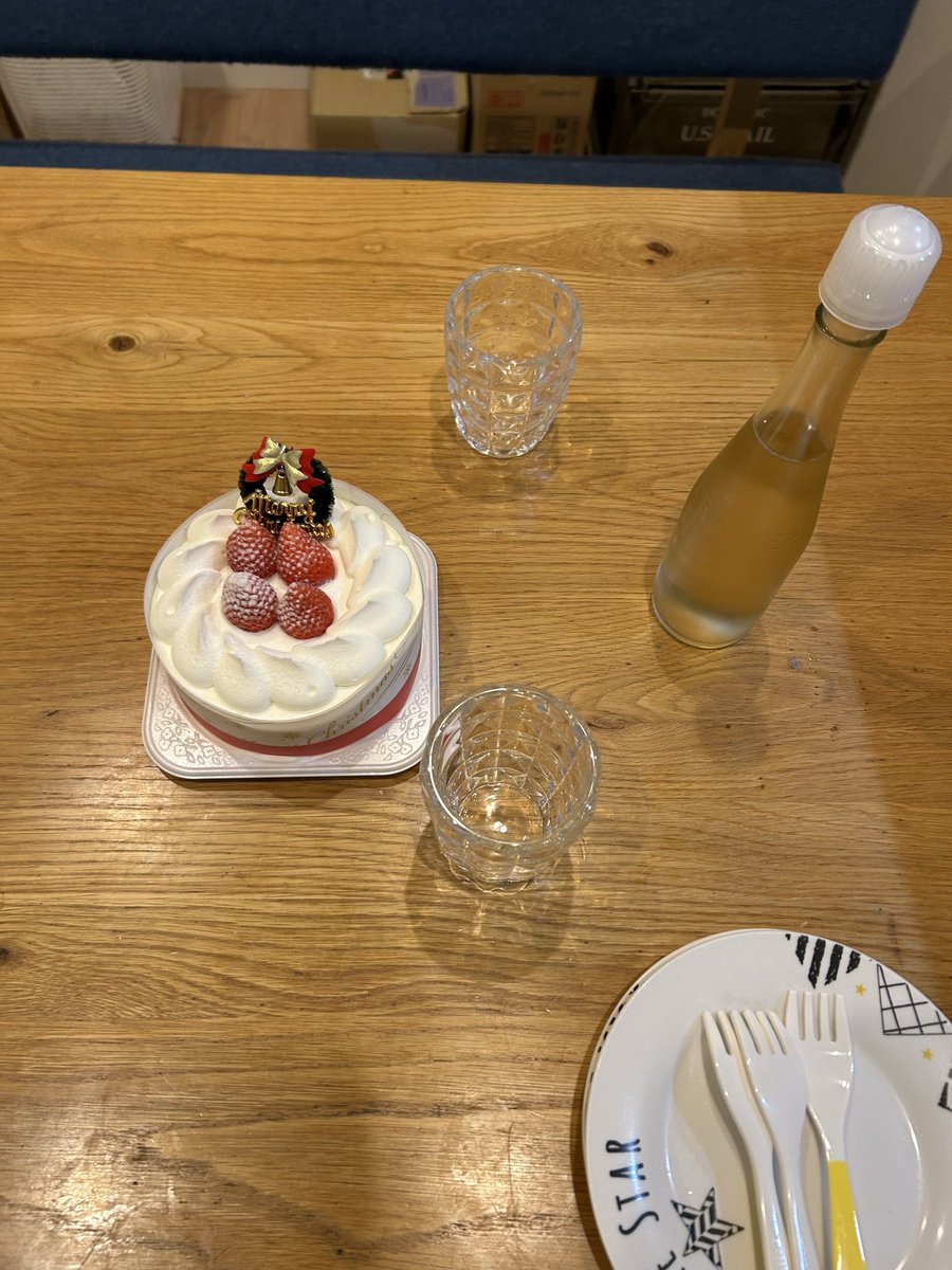 jujumarup's tweet image. メリークリスマス！今日は子供達とクリパ😁ピザにチキンにケーキ🍰子供も満足してくれました☺️夜はサンタ🎅しないといけないけど寝てくれるんかな？今日は夜更かしになりそう😅ww