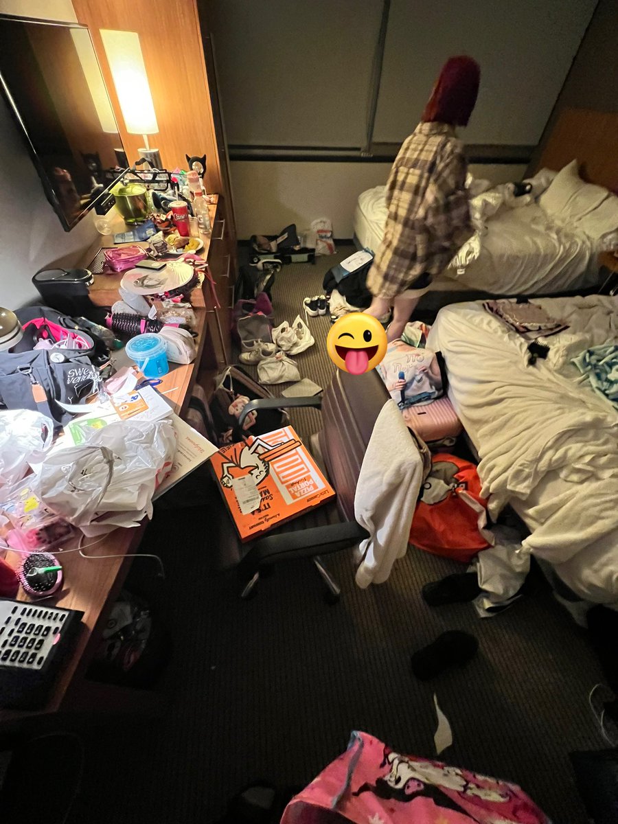 Lilly09___'s tweet image. we’re just girls