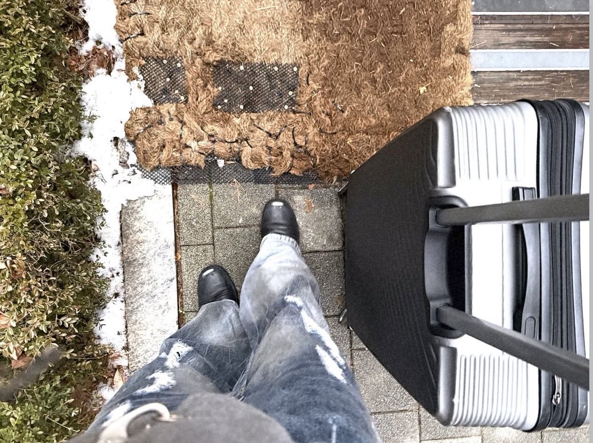 코트 디자인 살짝 다른 거 같긴 한데
이날 아웃핏영상 찍으러 간 날이었나??
아닌가??