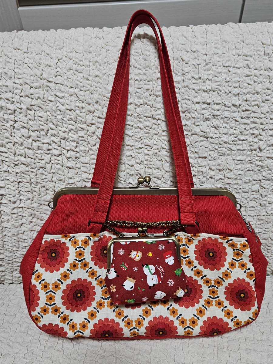 ありがとうございます😊そのがま口バッグは、レトロ花柄レッド！今は