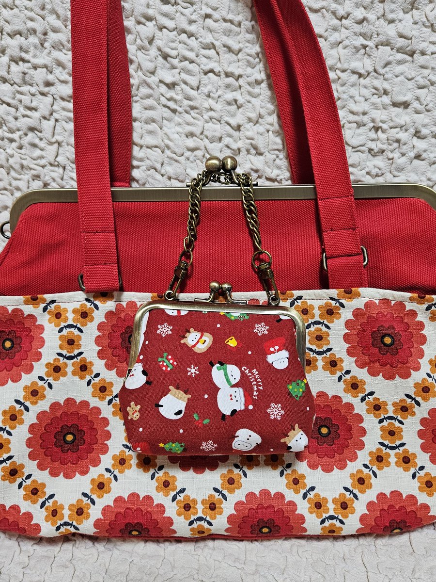 ありがとうございます😊そのがま口バッグは、レトロ花柄レッド！今は