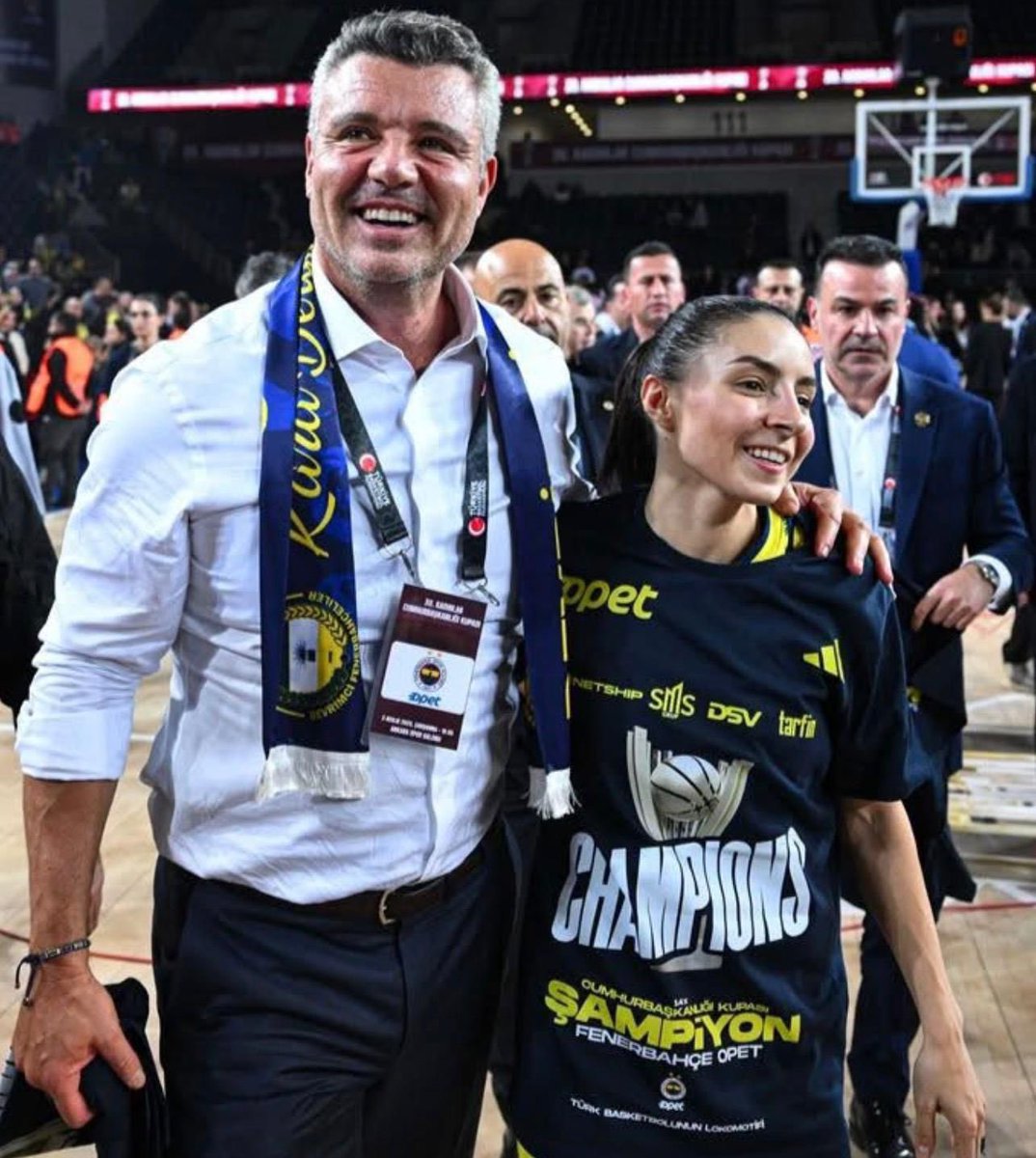 Sadettin Saran’a Yönelik Saldırılara Sessiz Kalmayacağız!

Fenerbahçemiz üzerinden oynanan oyunları görüyoruz. Bu defa hedef, Başkanımız Sadettin Saran. İddia nedir? Soğuk algınlığı ilaçlarında dahi çıkan bir metabolit üzerinden yaratılan bir linç kampanyası.

Ama mesele bu kadar