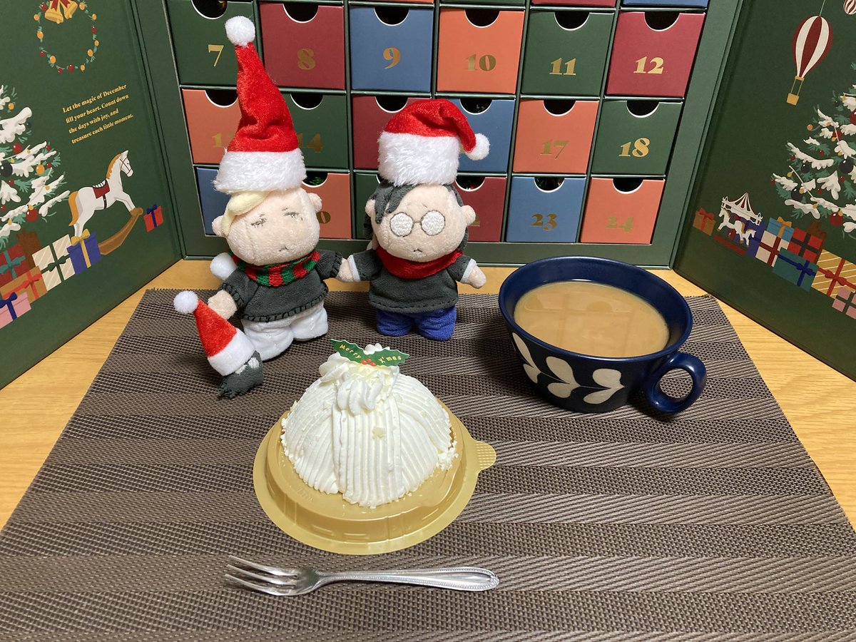 12/24 クリスマス(イブ)の過ごし方
 #ししさめweek2025

肉とケーキだよ。
今年も帽子の勢いがよくて可愛いね。