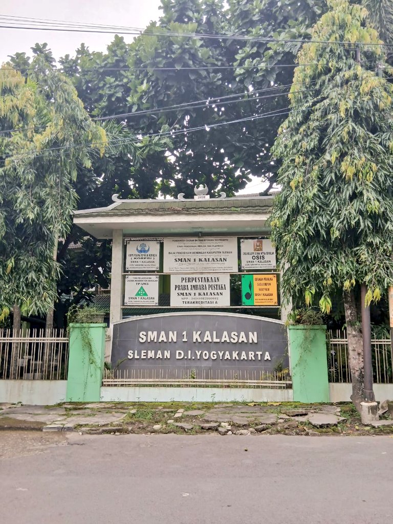 keyiraee's tweet image. hari ini aku dan temenku (sengaja) lewat sini hehehe....dream school ku dan temenku 🫶🏻🩷 doainnya semoga impian ku dan temanku tercapai, mudah mudahan tahun depan tweetnya akan berganti "aku berhasil masuk sma impianku" aaminn 😆🫶🏻🩷