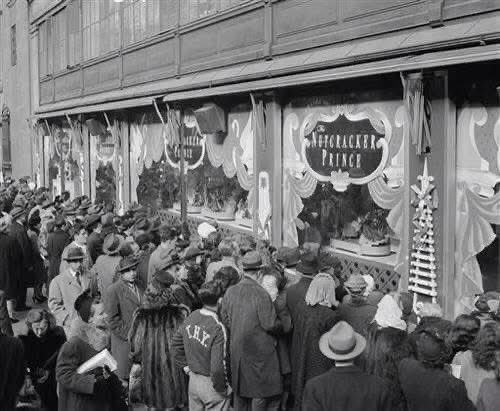 Today in History
December 24th Christmas Eve
Last minute Christmas Eve shoppers gather in front of Macy’s window display in New York, Dec. 24, 1946 #OTD