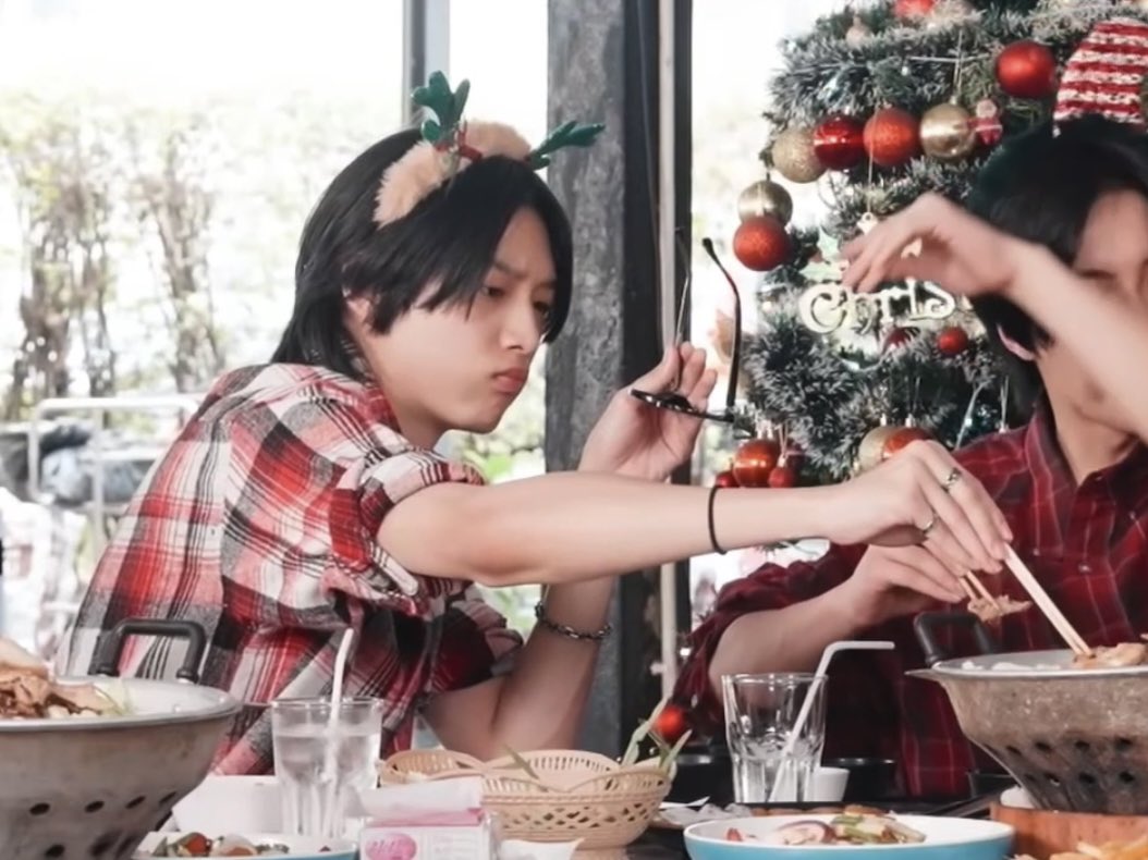 ไม่ไหวนางถอดแว่นดำคีบหมูนางมองไม่เห็นปะ55555555445555555555