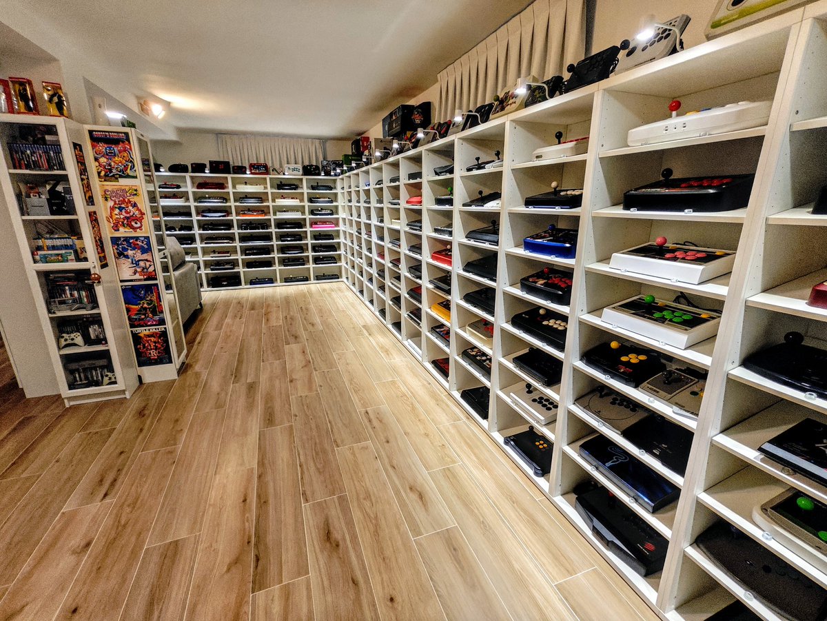 He estado la mañana pasando el plumero a los arcade sticks y haciendo recuento. Son 270 mas alguno que tiene que llegar aún. Se va a quedar un libro la mar de completo.