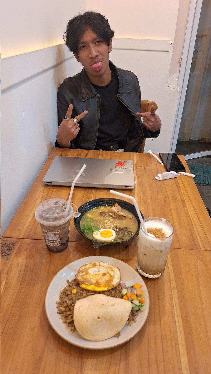 Mos Eisleiy tweet media