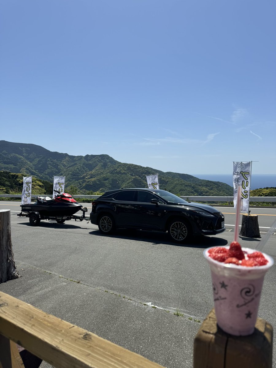 rrkun11's tweet photo. RX点検終わってシート見たら工具置いてあって、お気に入りシート傷ついてたし、謝りに来てクマのぬいぐるみて…俺29だぞ笑
電話のレスポンス悪いし
ディーラーうんちでRX売��ちった
もうレクサス買わない！ディーラー嫌い！でも前期と後期で6年間ありがとうね😊
ていう愚痴
次のは3月か4月納車！ https://t.co/YngAcWhGR0