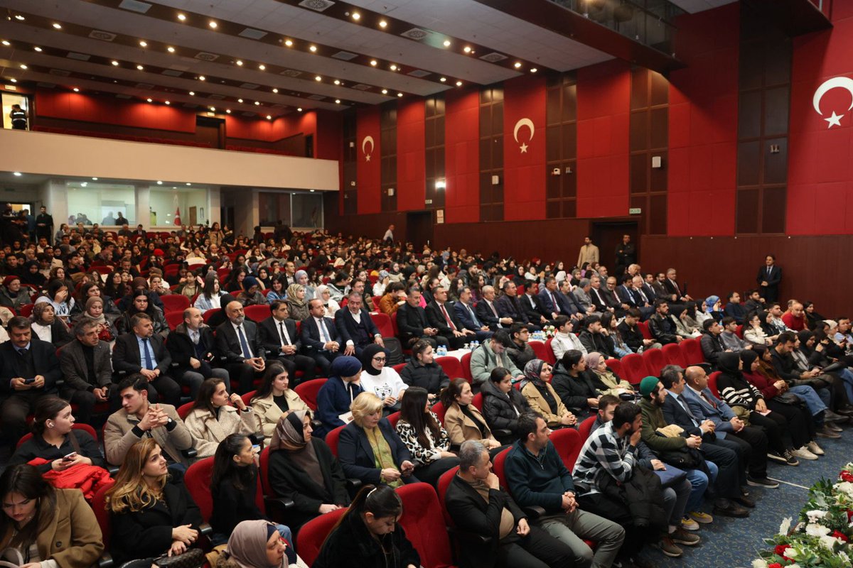 🔵 "İnsan, Toplum ve Medeniyet" dersimizin bu haftaki konuğu, Dr. Mehmet Mehdi EKER oldu.

Dr. Mehmet Mehdi EKER, lisans 1.sınıf öğrencilerimizle birlikte “İnsan, Toplum ve Medeniyet” konusunu işledi.

Haberin Devamı 🔗 artuklu.edu.tr/tr/haberler/ma…

<a href="/erolozvar/">Erol Özvar</a>
<a href="/ibrahimozcosar/">ibrahim özcoşar</a>