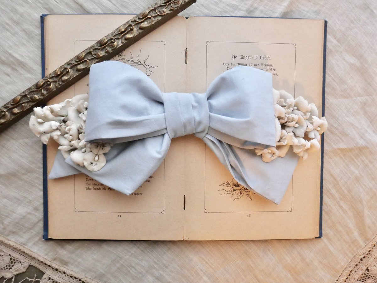 定番のリボンとすみれのヘッドドレス、優しい水色と濃いめの菫色を山梨