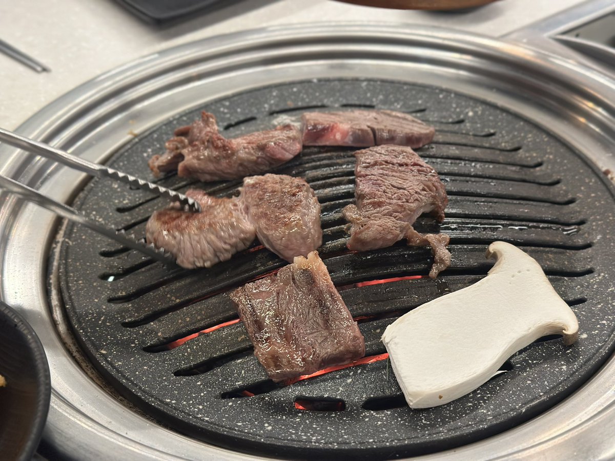 aug8ball's tweet image. 상봉 쿠우쿠우 뭐예요..? 웨이팅을 하기 위해서 또 웨이팅 하라길래 밑에 소고기 무한리필 왔는데 지존 맛있따... 관자에 치즈 올려드세요...