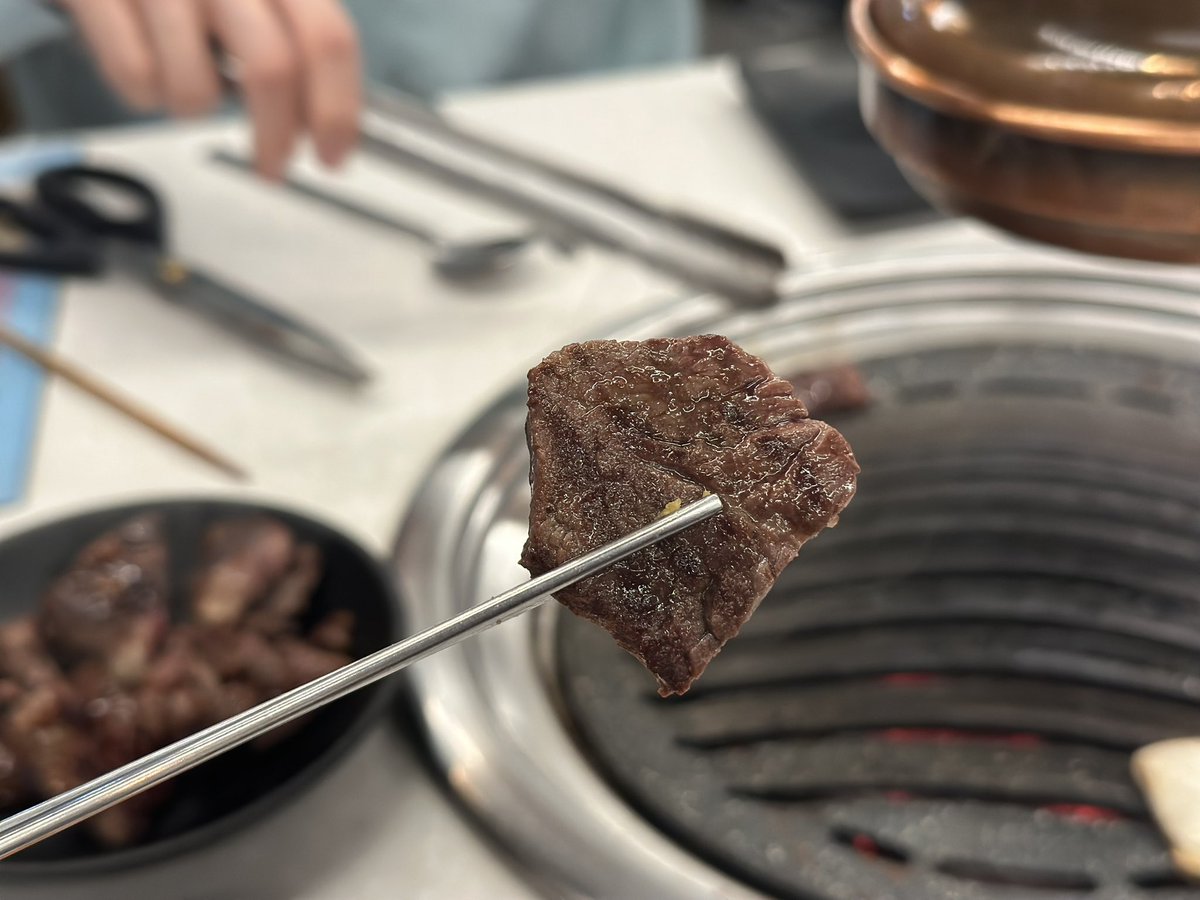 aug8ball's tweet image. 상봉 쿠우쿠우 뭐예요..? 웨이팅을 하기 위해서 또 웨이팅 하라길래 밑에 소고기 무한리필 왔는데 지존 맛있따... 관자에 치즈 올려드세요...