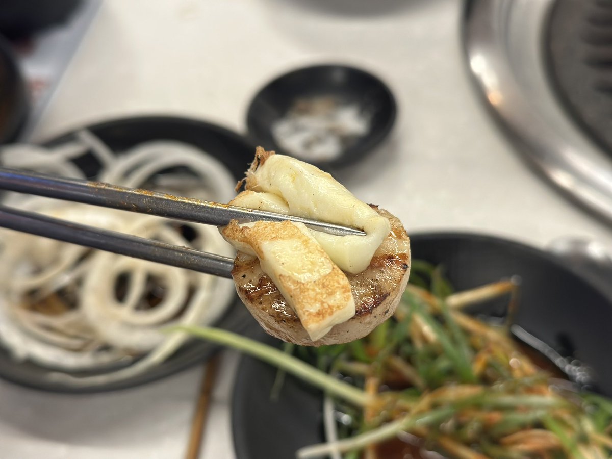 aug8ball's tweet image. 상봉 쿠우쿠우 뭐예요..? 웨이팅을 하기 위해서 또 웨이팅 하라길래 밑에 소고기 무한리필 왔는데 지존 맛있따... 관자에 치즈 올려드세요...