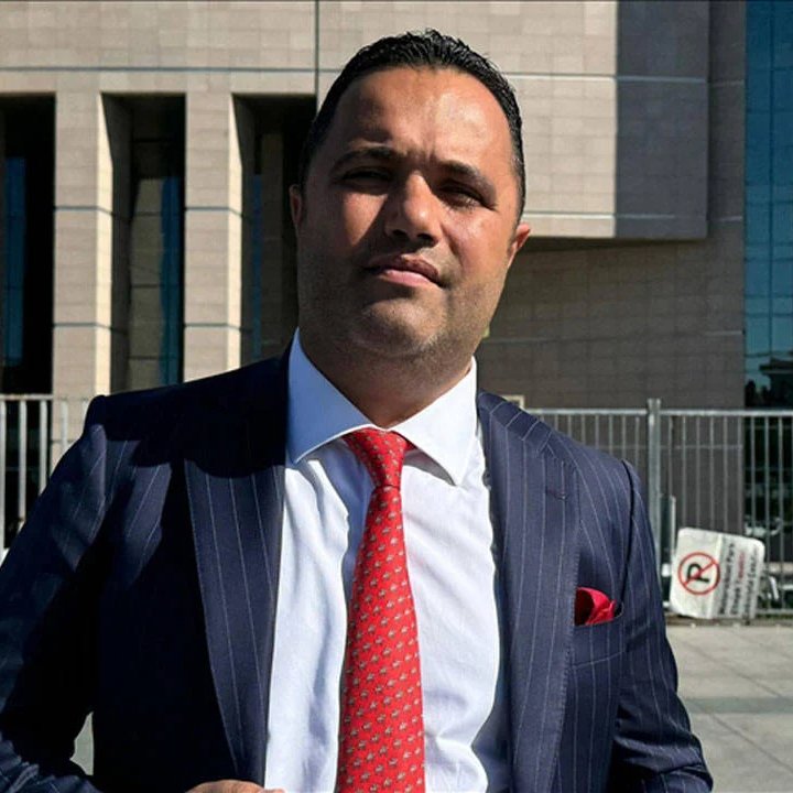 Rezan Epözdemir hakkında MASAK raporu çıktı, şahsın hesaplarında kaynağı belirsiz para olduğu tespit edildi:

• Yaklaşık 25 milyon TL değerindeki, çakar tahsis edilmiş olan 2024 model Maybach, 23 milyon 50 bin TL bedelle Rezan Epözdemir tarafından şoförü adına satın alındı.

•